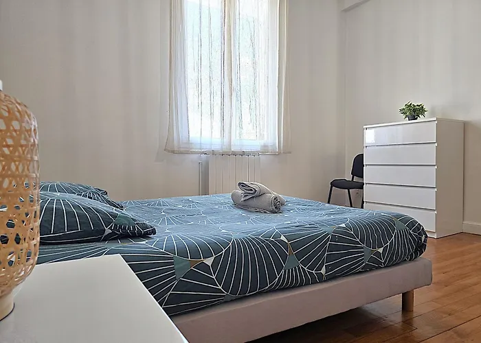 Le Bout Du Pont - 5 Min A Pied De La Gare Villebourbon Et De L'hypercentre - Vue Sur Pont Vieux - Grande Terrasse - 8 Couchages - 3 Spacieuses - 4 Lits - Places De Stationnement Gratuites Au Pied De L'immeuble * Montauban