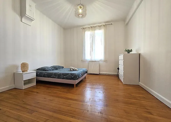 Apartment Le Bout Du Pont - 5 Min A Pied De La Gare Villebourbon Et De L'hypercentre - Vue Sur Pont Vieux - Grande Terrasse - 8 Couchages - 3 Spacieuses - 4 Lits - Places De Stationnement Gratuites Au Pied De L'immeuble *