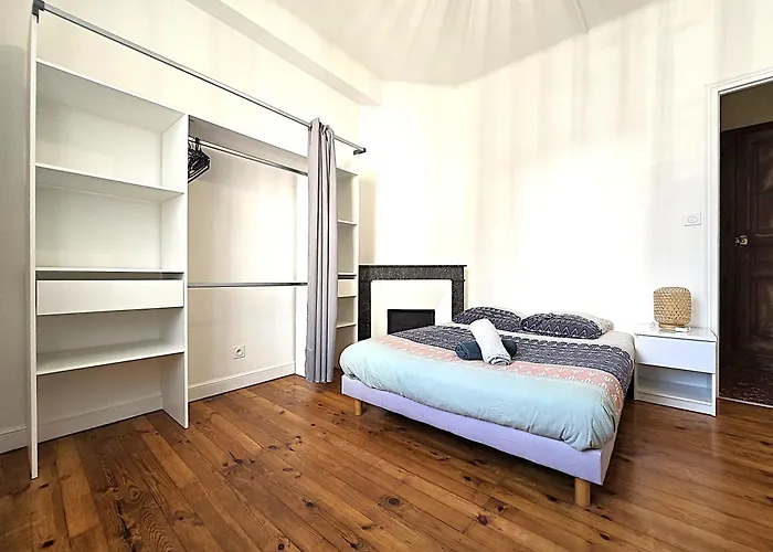 Le Bout Du Pont - 5 Min A Pied De La Gare Villebourbon Et De L'hypercentre - Vue Sur Pont Vieux - Grande Terrasse - 8 Couchages - 3 Spacieuses - 4 Lits - Places De Stationnement Gratuites Au Pied De L'immeuble Apartment *